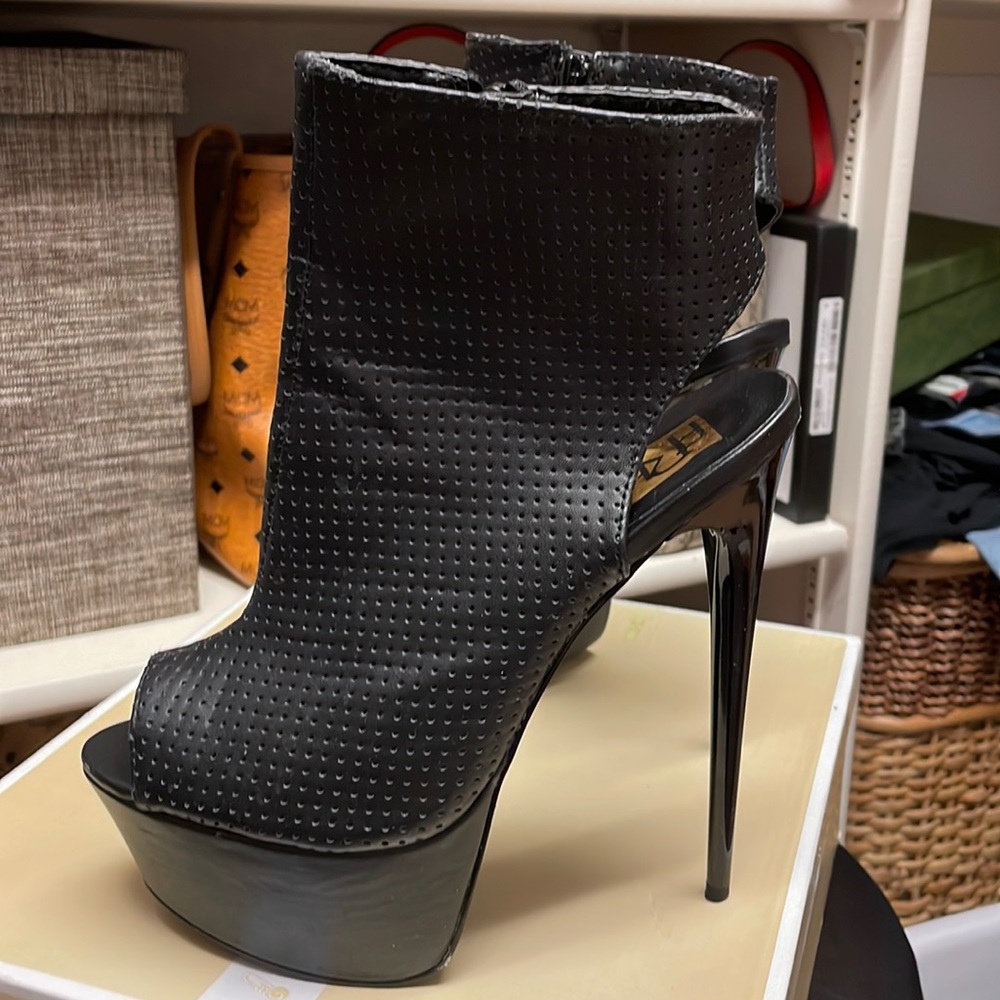 Fahrenheit Vicky-22 Black Peep Toe Booties
